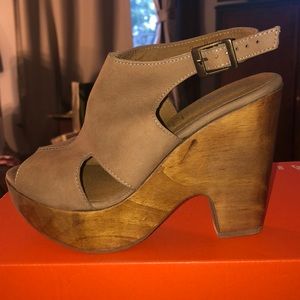 Only worn once, Size 7 Five Worlds sandals!